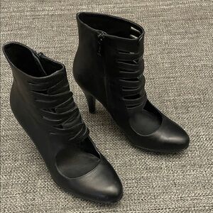 Chic Black Cutout Heeled Boots.  Super cute.  Sz 6